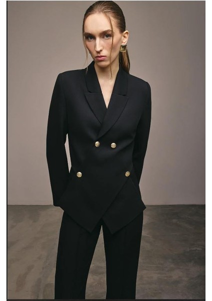 Gold Düğmeli Kısa Ceket Siyah fırsatları