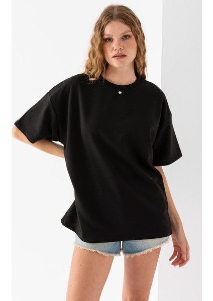 Kadın Bisiklet Yaka Kalp Aksesuarlı T-Shirt Siyah - 25773