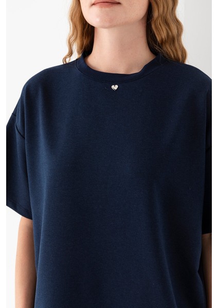 Kadın Bisiklet Yaka Kalp Aksesuarlı T-Shirt Lacivert - 25773