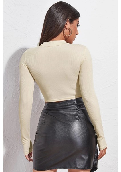 Kadın Ekru Göğüs Dekolteli Uzun Kollu Cut Out Crop Top Bluz