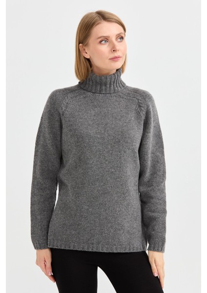 Kadın Tam Balıkçı Yaka Omzu Saç Örgülü Yün Kazak Füme