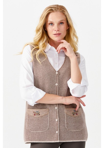 Kadın V Yaka Omuzu Cep Kapağı Keçeli Işlemeli Düğmeli Yelek V.bej fırsatları