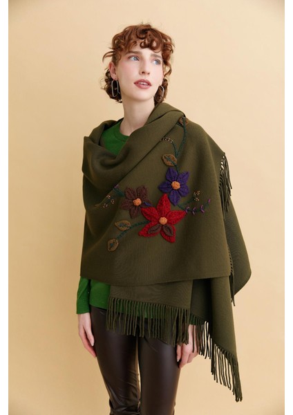Kadın Örgü Çiçek Işlemeli Püsküllü Şal Haki modelleri