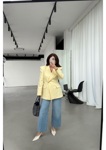 Omuzu Vatkalı Tek Düğmeli Blazer Ceket