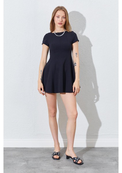 Kadın Siyah Kısa Kollu Parçalı Volanlı Double Kumaş Elbise