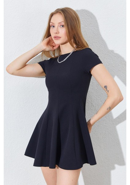 Kadın Siyah Kısa Kollu Parçalı Volanlı Double Kumaş Elbise fırsatları