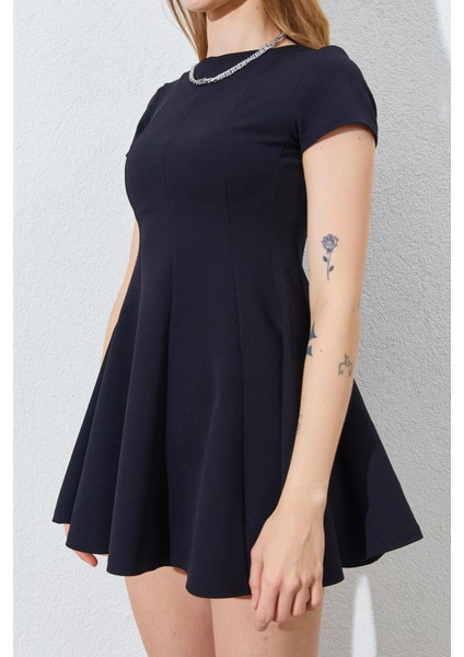 Kadın Siyah Kısa Kollu Parçalı Volanlı Double Kumaş Elbise indirimleri