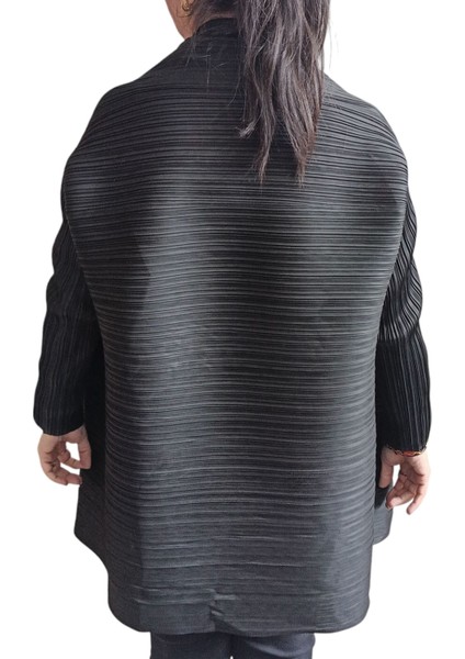 Issey Miyake Tasarımı Pleats Please Pleats Ceket. Asimetrik Kesim Sık Pile Siyah Ceket, Ceket Görünümlü Hırka indirimleri