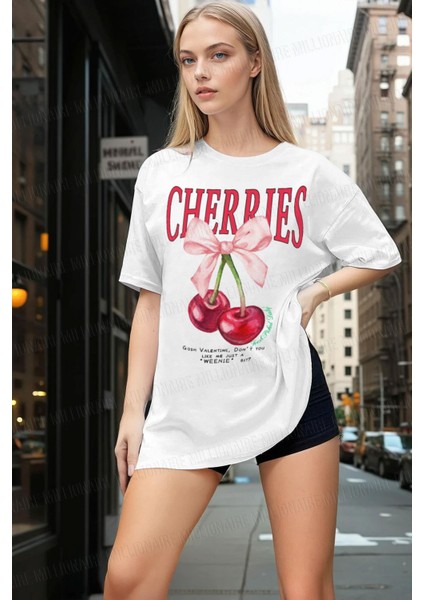 Kadın Cherries Ekru Beyaz Oversize Fit Bol Geniş Kalıp Salaş Kesim T-Shirt