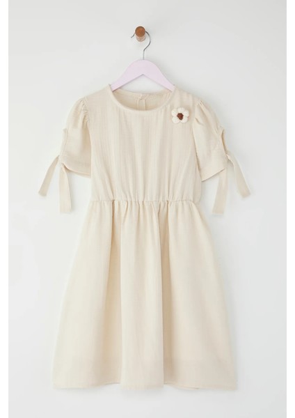 Kız Çocuk Kolu Bağlamalı Örgü Çiçek Detaylı Müslin Elbise