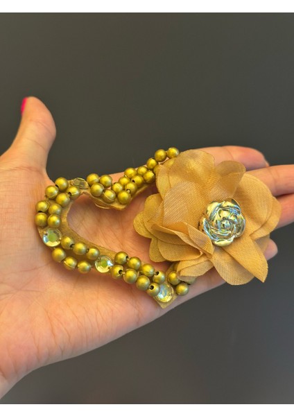 Sarı Boncuklu Çiçekli Kalp Arma Dikiş Aksesuarı 10X8 cm fırsatları