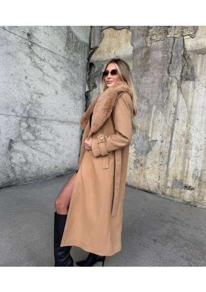 Kadın Kaşe Kaban Camel Renk ve Yaka Kürk Detaylarıyla Şık Tasarım