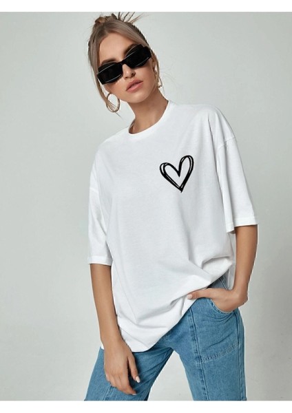 Minimal Kalp Baskılı Beyaz Oversize Tshirt modelleri