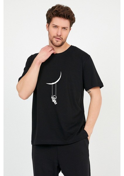 Siyah Önü Ay'da Salıncak Baskılı Bol Kesim Pamuklu Erkek Tshirt