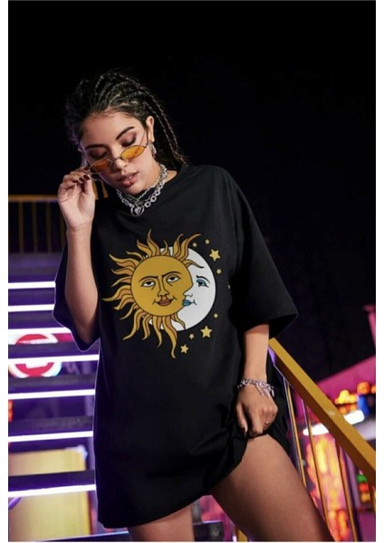 Kadın Siyah Güneş Ay Baskılı Oversize Penye T-Shirt Tişört fırsatları
