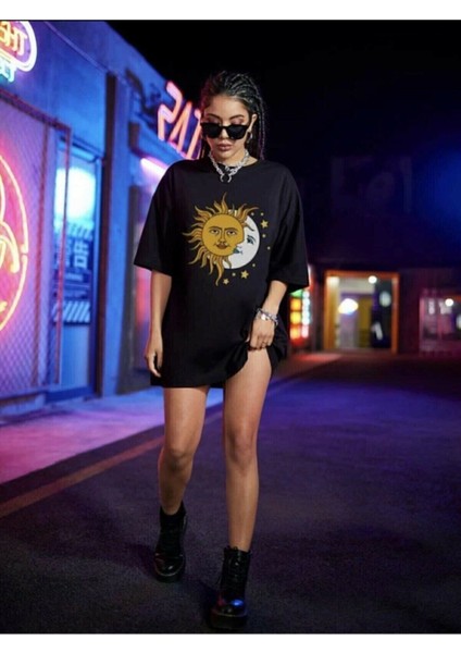 Kadın Siyah Güneş Ay Baskılı Oversize Penye T-Shirt Tişört indirimleri