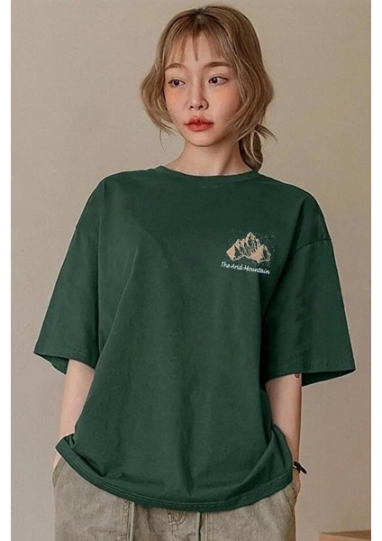 Kadın Nefti Yeşili Arid Mountain Baskılı Oversize T-Shirt modelleri