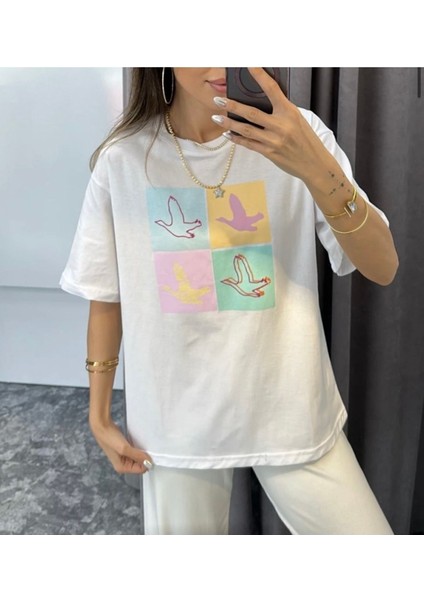 Kadın Önü Kuş Detaylı Beyaz Tshirt %100 Pamuklu Bisiklet Yaka Kuşlu Tshirt