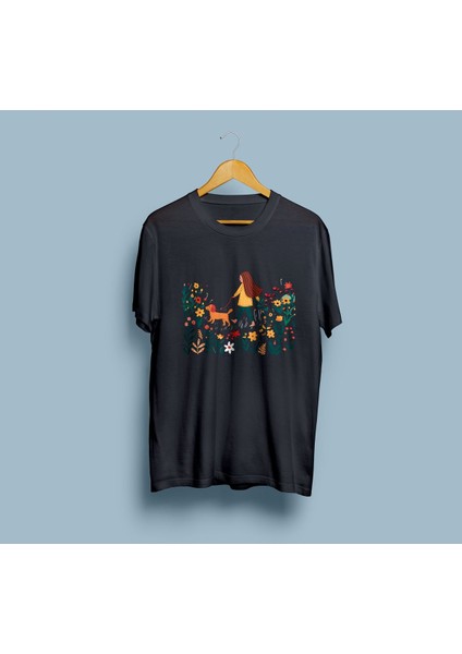Oversize Çiçekler ve Köpeğini Gezdiren Kadın Tasarım Unisex T-Shirt