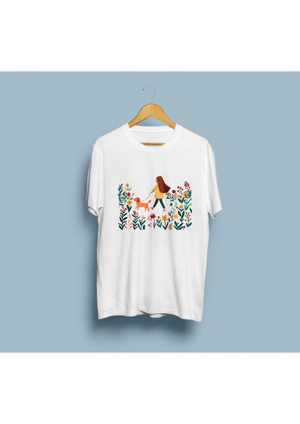 Oversize Çiçekler ve Köpeğini Gezdiren Kadın Tasarım Unisex T-Shirt