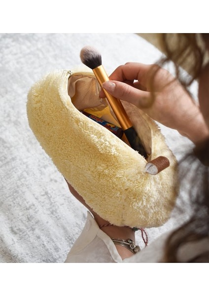 Peluşçu Dayı Fermuarlı Peluş Makyaj Çantası (Uzun Tüylü) – Kadınlar Için En Yeni Makyaj Çantası modelleri
