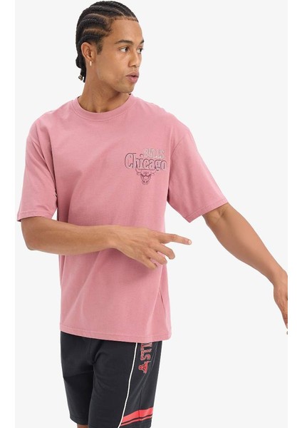 Yeni Sezon Defactofit Nba Chicago Bulls Boxy Fit Bisiklet Yaka Sıt Baskılı Kısa Kollu Tişört fırsatları