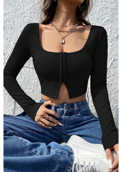- Kadın Siyah Uzun Kollu Agraflı Göğüs ve Göbek Dekolteli Crop Top Bluz