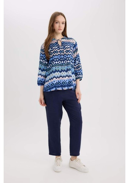Yeni Sezon Regular Fit V Yaka Desenli Uzun Kollu Gömlek