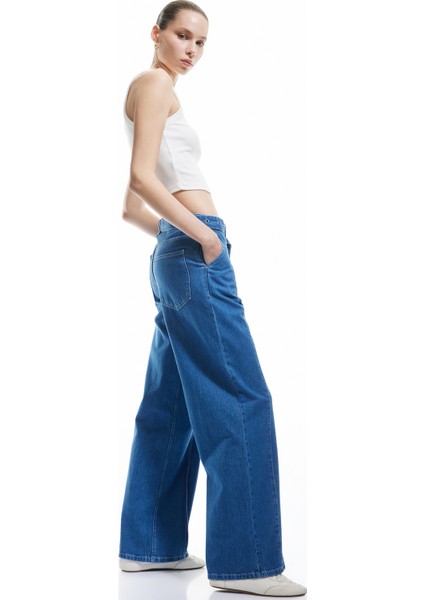 Yeni Sezon Geniş Paça Kemer Detaylı Pileli Pamuklu Jean Pantolon - Wide Leg Jeans fiyatları