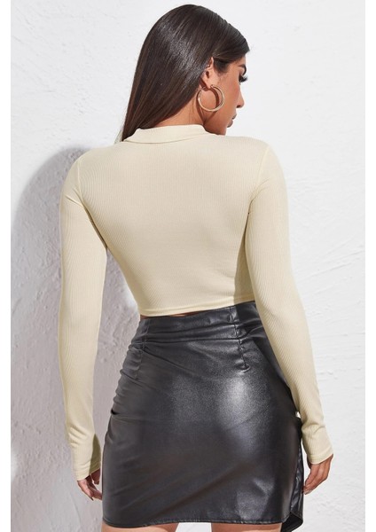 Kadın Ekru Göğüs Dekolteli Uzun Kollu Cut Out Crop Top Bluz