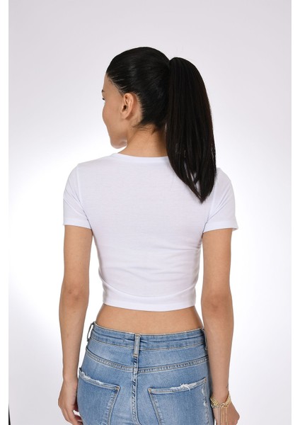 Beyaz Kelebek Desenli Crop Kadın Tişört - Canlı ve Zarif - Pia Velle fırsatları