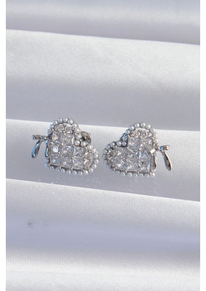 Pirinç Gümüş Renk Fiyonk Detay Incili Zirkon Taşlı Kalp Küpe - TJ-BKP9298 fiyatları