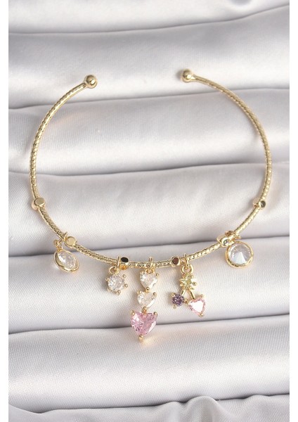 Pirinç Gold Renk Sallantı Zirkon Taşlı Kalp Figür Pembe Kalp Detay Charm Kadın Bileklik - TJ-BB6897