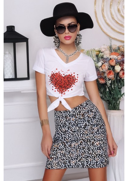 Kırmızı Kalp Detaylı Bağlamalı Beyaz Crop T-Shirt - Pia Velle
