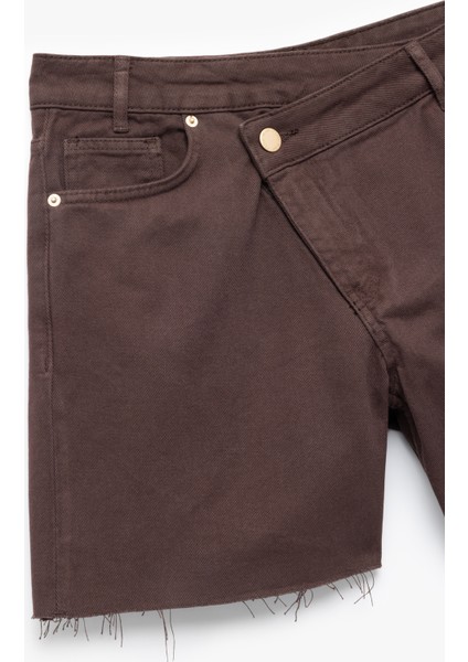 Pamuklu Kesik Paça Asimetrik Düğmeli Mini Şort modelleri