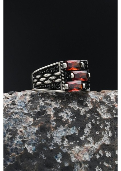 Erkek Yüzüğü Kırmızı Baget Taşlı 925 Ayar Gümüş 901780