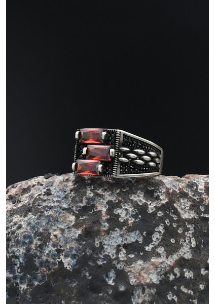 Erkek Yüzüğü Kırmızı Baget Taşlı 925 Ayar Gümüş 901780 fiyatları