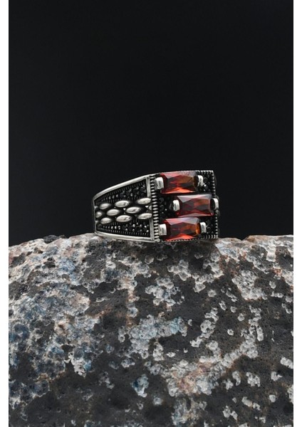 Erkek Yüzüğü Kırmızı Baget Taşlı 925 Ayar Gümüş 901780 modelleri