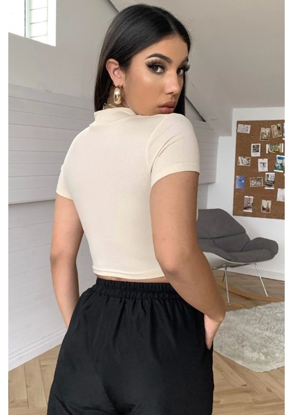 Marsilyan- Kadın Ekru Göğüs Dekolteli Yarım Kollu Cut Out Crop Top Bluz