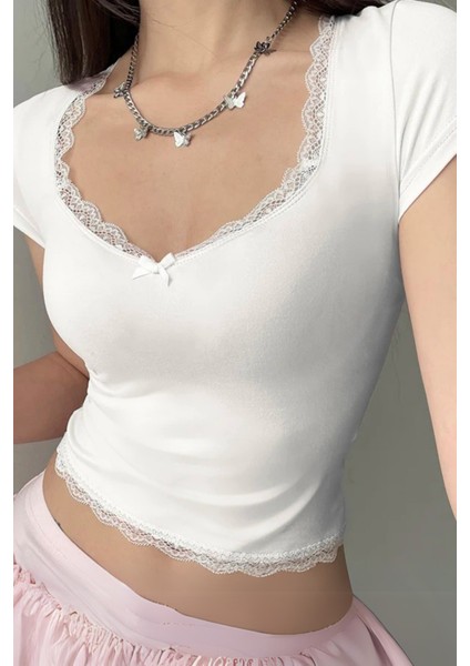 Beyaz Dantel Yaka Fiyonk Detaylı Kısa Kollu Crop
