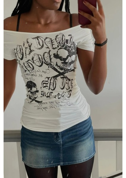 Beyaz Gothic Skulls Control Geniş Yaka Kısa Kollu Crop