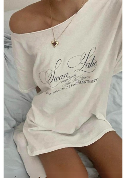 Beyaz Swan Lake Salaş Omuz Dekolteli T-Shirt modelleri