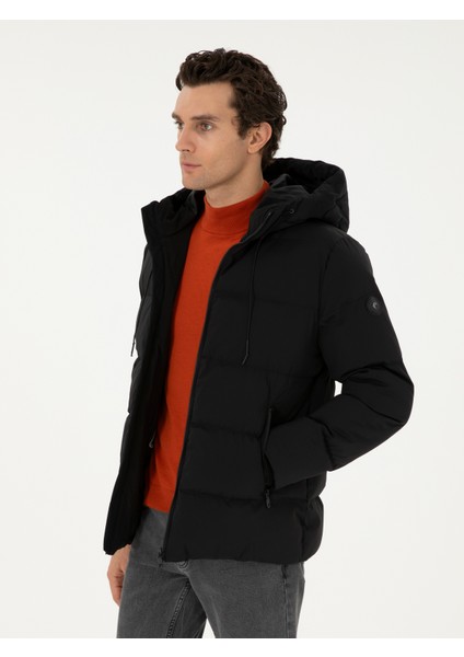 Erkek Siyah Kaz Tüyü Mont 50296936-VR046 <p STYLE="PADDING-BOTTOM:10PX;">ŞEHIR Hayatının Dinamizmine ve Doğa Koşullarına Uyum Sağlayan Siyah Kapüşonlu Mont, Soğuk Havalarda Maksimum Koruma ve Stil Sunar. Fonksiyonel Tasarımı, Şık Görünümü ve Konforlu Yapısıyla Modern Erkek Stilinin Vazgeçilmezlerinden Biri Olur. Basic Fit Kalıbı, Vücuda Rahat Bir Oturuş Sağlarken Hareket Özgürlüğü Sunar ve Gün Boyu Konforlu Bir Kullanım Deneyimi Yaşatır. <p STYLE="PADDING-BOTTOM:10PX;">YUMUŞAK Dokulu ve Dayanıklı Dış Yüzeyi, Rüzgara ve Soğuğa Karşı Üstün Koruma Sağlar. Iç Kısmında Kullanılan Dolgulu Yapı, Isıyı Dengeli Bir Şekilde Muhafaza Ederek Sıcaklık Sunar. Kapüşonlu Yaka Tasarımı, Rüzgârlı ve Yağışlı Havalara Karşı Ekstra Koruma Sağlayarak Montun Işlevselliğini Artırır. Ayarlanabilir Ip Detayları, Kişisel Kullanım Konforunu Destekler ve Kapüşonun Başa Tam Oturmasını Sağlar. <p STYLE="PADDING-BOTTOM:10PX;">ÖN Yüzeyde Yer Alan Fermuarlı Kapanış Detayı, Pratik Bir Kullanım Sunarken, Yan Cepler Elleri Sıcak Tutarak Işlevselliği Artırır. Kolların Uç Kısmında Yer Alan Elastik Manşetler, Soğuk Havanın Içeri Sızmasını Engelleyerek Ekstra Sıcaklık Sağlar. Omuz Bölgesinde Konumlandırılan Minimal Logo Detayı, Tasarıma Modern ve Şık Bir Dokunuş Ekler. <p STYLE="PADDING-BOTTOM:10PX;">MODELIN Boyu 189 Cm, Kilosu 72 Kg, Göğüs Ölçüsü 103 Cm, Bel Çevresi 84 Cm, Basen Ölçüsü 100 cm Olup 50 Beden Giymektedir.