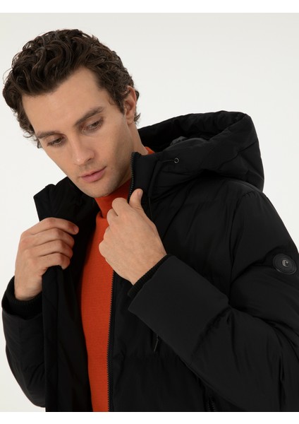 Erkek Siyah Kaz Tüyü Mont 50296936-VR046 <p STYLE="PADDING-BOTTOM:10PX;">ŞEHIR Hayatının Dinamizmine ve Doğa Koşullarına Uyum Sağlayan Siyah Kapüşonlu Mont, Soğuk Havalarda Maksimum Koruma ve Stil Sunar. Fonksiyonel Tasarımı, Şık Görünümü ve Konforlu Yapısıyla Modern Erkek Stilinin Vazgeçilmezlerinden Biri Olur. Basic Fit Kalıbı, Vücuda Rahat Bir Oturuş Sağlarken Hareket Özgürlüğü Sunar ve Gün Boyu Konforlu Bir Kullanım Deneyimi Yaşatır. <p STYLE="PADDING-BOTTOM:10PX;">YUMUŞAK Dokulu ve Dayanıklı Dış Yüzeyi, Rüzgara ve Soğuğa Karşı Üstün Koruma Sağlar. Iç Kısmında Kullanılan Dolgulu Yapı, Isıyı Dengeli Bir Şekilde Muhafaza Ederek Sıcaklık Sunar. Kapüşonlu Yaka Tasarımı, Rüzgârlı ve Yağışlı Havalara Karşı Ekstra Koruma Sağlayarak Montun Işlevselliğini Artırır. Ayarlanabilir Ip Detayları, Kişisel Kullanım Konforunu Destekler ve Kapüşonun Başa Tam Oturmasını Sağlar. <p STYLE="PADDING-BOTTOM:10PX;">ÖN Yüzeyde Yer Alan Fermuarlı Kapanış Detayı, Pratik Bir Kullanım Sunarken, Yan Cepler Elleri Sıcak Tutarak Işlevselliği Artırır. Kolların Uç Kısmında Yer Alan Elastik Manşetler, Soğuk Havanın Içeri Sızmasını Engelleyerek Ekstra Sıcaklık Sağlar. Omuz Bölgesinde Konumlandırılan Minimal Logo Detayı, Tasarıma Modern ve Şık Bir Dokunuş Ekler. <p STYLE="PADDING-BOTTOM:10PX;">MODELIN Boyu 189 Cm, Kilosu 72 Kg, Göğüs Ölçüsü 103 Cm, Bel Çevresi 84 Cm, Basen Ölçüsü 100 cm Olup 50 Beden Giymektedir.
