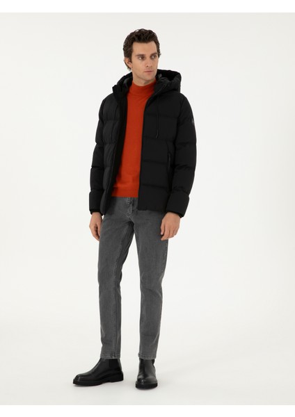 Erkek Siyah Kaz Tüyü Mont 50296936-VR046 <p STYLE="PADDING-BOTTOM:10PX;">ŞEHIR Hayatının Dinamizmine ve Doğa Koşullarına Uyum Sağlayan Siyah Kapüşonlu Mont, Soğuk Havalarda Maksimum Koruma ve Stil Sunar. Fonksiyonel Tasarımı, Şık Görünümü ve Konforlu Yapısıyla Modern Erkek Stilinin Vazgeçilmezlerinden Biri Olur. Basic Fit Kalıbı, Vücuda Rahat Bir Oturuş Sağlarken Hareket Özgürlüğü Sunar ve Gün Boyu Konforlu Bir Kullanım Deneyimi Yaşatır. <p STYLE="PADDING-BOTTOM:10PX;">YUMUŞAK Dokulu ve Dayanıklı Dış Yüzeyi, Rüzgara ve Soğuğa Karşı Üstün Koruma Sağlar. Iç Kısmında Kullanılan Dolgulu Yapı, Isıyı Dengeli Bir Şekilde Muhafaza Ederek Sıcaklık Sunar. Kapüşonlu Yaka Tasarımı, Rüzgârlı ve Yağışlı Havalara Karşı Ekstra Koruma Sağlayarak Montun Işlevselliğini Artırır. Ayarlanabilir Ip Detayları, Kişisel Kullanım Konforunu Destekler ve Kapüşonun Başa Tam Oturmasını Sağlar. <p STYLE="PADDING-BOTTOM:10PX;">ÖN Yüzeyde Yer Alan Fermuarlı Kapanış Detayı, Pratik Bir Kullanım Sunarken, Yan Cepler Elleri Sıcak Tutarak Işlevselliği Artırır. Kolların Uç Kısmında Yer Alan Elastik Manşetler, Soğuk Havanın Içeri Sızmasını Engelleyerek Ekstra Sıcaklık Sağlar. Omuz Bölgesinde Konumlandırılan Minimal Logo Detayı, Tasarıma Modern ve Şık Bir Dokunuş Ekler. <p STYLE="PADDING-BOTTOM:10PX;">MODELIN Boyu 189 Cm, Kilosu 72 Kg, Göğüs Ölçüsü 103 Cm, Bel Çevresi 84 Cm, Basen Ölçüsü 100 cm Olup 50 Beden Giymektedir.
