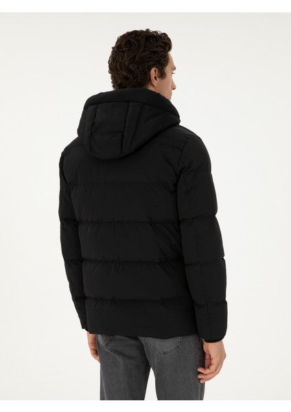 Erkek Siyah Kaz Tüyü Mont 50296936-VR046 <p STYLE="PADDING-BOTTOM:10PX;">ŞEHIR Hayatının Dinamizmine ve Doğa Koşullarına Uyum Sağlayan Siyah Kapüşonlu Mont, Soğuk Havalarda Maksimum Koruma ve Stil Sunar. Fonksiyonel Tasarımı, Şık Görünümü ve Konforlu Yapısıyla Modern Erkek Stilinin Vazgeçilmezlerinden Biri Olur. Basic Fit Kalıbı, Vücuda Rahat Bir Oturuş Sağlarken Hareket Özgürlüğü Sunar ve Gün Boyu Konforlu Bir Kullanım Deneyimi Yaşatır. <p STYLE="PADDING-BOTTOM:10PX;">YUMUŞAK Dokulu ve Dayanıklı Dış Yüzeyi, Rüzgara ve Soğuğa Karşı Üstün Koruma Sağlar. Iç Kısmında Kullanılan Dolgulu Yapı, Isıyı Dengeli Bir Şekilde Muhafaza Ederek Sıcaklık Sunar. Kapüşonlu Yaka Tasarımı, Rüzgârlı ve Yağışlı Havalara Karşı Ekstra Koruma Sağlayarak Montun Işlevselliğini Artırır. Ayarlanabilir Ip Detayları, Kişisel Kullanım Konforunu Destekler ve Kapüşonun Başa Tam Oturmasını Sağlar. <p STYLE="PADDING-BOTTOM:10PX;">ÖN Yüzeyde Yer Alan Fermuarlı Kapanış Detayı, Pratik Bir Kullanım Sunarken, Yan Cepler Elleri Sıcak Tutarak Işlevselliği Artırır. Kolların Uç Kısmında Yer Alan Elastik Manşetler, Soğuk Havanın Içeri Sızmasını Engelleyerek Ekstra Sıcaklık Sağlar. Omuz Bölgesinde Konumlandırılan Minimal Logo Detayı, Tasarıma Modern ve Şık Bir Dokunuş Ekler. <p STYLE="PADDING-BOTTOM:10PX;">MODELIN Boyu 189 Cm, Kilosu 72 Kg, Göğüs Ölçüsü 103 Cm, Bel Çevresi 84 Cm, Basen Ölçüsü 100 cm Olup 50 Beden Giymektedir.