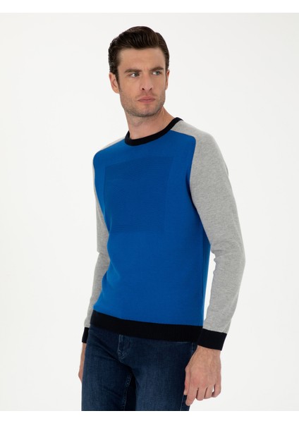 Erkek Saks Slim Fit Kazak 50272470-VR045 <p STYLE="PADDING-BOTTOM:10PX;">GÖZ Alıcı Sax Rengi, Enerjik ve Dinamik Bir Görünüm Sunarak Modanın En Canlı Tonlarından Biri Olmaktadır. Canlı Mavi ile Yeşil Arasında Bir Denge Kuran Sax Rengi, Özellikle Kış Sezonunda Karamsar Havalara Meydan Okuyarak Stilinizi Öne Çıkarmaktadır ve Aydınlatmaktadır. Uzun Kolları, Soğuk Havalarda Ek Koruma Sağlarken, Bisiklet Yaka Detayı Boyun Ise Modern Bir Hava Katmaktadır.aynı Zamanda Bisiklet Yaka Detayı, Boyun Etrafını Şık Bir Şekilde Çerçeveleyerek Modern Bir Hava Katmaktadır. <p STYLE="PADDING-BOTTOM:10PX;">SLIM Fit Kesimi, Vücut Hatlarını Etkileyici Bir Şekilde Ortaya Çıkarırken, Aynı Zamanda Şıklığı Da Ön Plana Çıkarmaktadır. Desenli Dokusu, Sıradanlıktan Uzak Bir Tarz Sunarak Her Ortamda Dikkat Çekmeyi Başarmaktadır. Modelin Boyu 188 Cm, Kilosu 83 Kg, Göğüs Ölçüsü 99 Cm, Bel Ölçüsü 83 cm ve Basen Ölçüsü 106 Cm'dir. Modelin Giydiği Beden 48 Olup, Tam Olarak Vücuda Oturarak Fit Bir Görünüm Sağlamaktadır. Herhangi Bir Kombinle Rahatlıkla Uyum Sağlayan, Zarafeti ve Konforu Bir Arada Sunarak Dolabınızın Vazgeçilmezi Olmaya Adaydır.