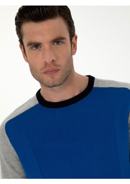 Erkek Saks Slim Fit Kazak 50272470-VR045 <p STYLE="PADDING-BOTTOM:10PX;">GÖZ Alıcı Sax Rengi, Enerjik ve Dinamik Bir Görünüm Sunarak Modanın En Canlı Tonlarından Biri Olmaktadır. Canlı Mavi ile Yeşil Arasında Bir Denge Kuran Sax Rengi, Özellikle Kış Sezonunda Karamsar Havalara Meydan Okuyarak Stilinizi Öne Çıkarmaktadır ve Aydınlatmaktadır. Uzun Kolları, Soğuk Havalarda Ek Koruma Sağlarken, Bisiklet Yaka Detayı Boyun Ise Modern Bir Hava Katmaktadır.aynı Zamanda Bisiklet Yaka Detayı, Boyun Etrafını Şık Bir Şekilde Çerçeveleyerek Modern Bir Hava Katmaktadır. <p STYLE="PADDING-BOTTOM:10PX;">SLIM Fit Kesimi, Vücut Hatlarını Etkileyici Bir Şekilde Ortaya Çıkarırken, Aynı Zamanda Şıklığı Da Ön Plana Çıkarmaktadır. Desenli Dokusu, Sıradanlıktan Uzak Bir Tarz Sunarak Her Ortamda Dikkat Çekmeyi Başarmaktadır. Modelin Boyu 188 Cm, Kilosu 83 Kg, Göğüs Ölçüsü 99 Cm, Bel Ölçüsü 83 cm ve Basen Ölçüsü 106 Cm'dir. Modelin Giydiği Beden 48 Olup, Tam Olarak Vücuda Oturarak Fit Bir Görünüm Sağlamaktadır. Herhangi Bir Kombinle Rahatlıkla Uyum Sağlayan, Zarafeti ve Konforu Bir Arada Sunarak Dolabınızın Vazgeçilmezi Olmaya Adaydır.