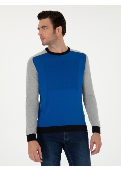 Erkek Saks Slim Fit Kazak 50272470-VR045 <p STYLE="PADDING-BOTTOM:10PX;">GÖZ Alıcı Sax Rengi, Enerjik ve Dinamik Bir Görünüm Sunarak Modanın En Canlı Tonlarından Biri Olmaktadır. Canlı Mavi ile Yeşil Arasında Bir Denge Kuran Sax Rengi, Özellikle Kış Sezonunda Karamsar Havalara Meydan Okuyarak Stilinizi Öne Çıkarmaktadır ve Aydınlatmaktadır. Uzun Kolları, Soğuk Havalarda Ek Koruma Sağlarken, Bisiklet Yaka Detayı Boyun Ise Modern Bir Hava Katmaktadır.aynı Zamanda Bisiklet Yaka Detayı, Boyun Etrafını Şık Bir Şekilde Çerçeveleyerek Modern Bir Hava Katmaktadır. <p STYLE="PADDING-BOTTOM:10PX;">SLIM Fit Kesimi, Vücut Hatlarını Etkileyici Bir Şekilde Ortaya Çıkarırken, Aynı Zamanda Şıklığı Da Ön Plana Çıkarmaktadır. Desenli Dokusu, Sıradanlıktan Uzak Bir Tarz Sunarak Her Ortamda Dikkat Çekmeyi Başarmaktadır. Modelin Boyu 188 Cm, Kilosu 83 Kg, Göğüs Ölçüsü 99 Cm, Bel Ölçüsü 83 cm ve Basen Ölçüsü 106 Cm'dir. Modelin Giydiği Beden 48 Olup, Tam Olarak Vücuda Oturarak Fit Bir Görünüm Sağlamaktadır. Herhangi Bir Kombinle Rahatlıkla Uyum Sağlayan, Zarafeti ve Konforu Bir Arada Sunarak Dolabınızın Vazgeçilmezi Olmaya Adaydır.