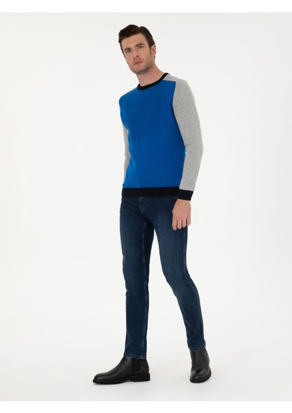 Erkek Saks Slim Fit Kazak 50272470-VR045 <p STYLE="PADDING-BOTTOM:10PX;">GÖZ Alıcı Sax Rengi, Enerjik ve Dinamik Bir Görünüm Sunarak Modanın En Canlı Tonlarından Biri Olmaktadır. Canlı Mavi ile Yeşil Arasında Bir Denge Kuran Sax Rengi, Özellikle Kış Sezonunda Karamsar Havalara Meydan Okuyarak Stilinizi Öne Çıkarmaktadır ve Aydınlatmaktadır. Uzun Kolları, Soğuk Havalarda Ek Koruma Sağlarken, Bisiklet Yaka Detayı Boyun Ise Modern Bir Hava Katmaktadır.aynı Zamanda Bisiklet Yaka Detayı, Boyun Etrafını Şık Bir Şekilde Çerçeveleyerek Modern Bir Hava Katmaktadır. <p STYLE="PADDING-BOTTOM:10PX;">SLIM Fit Kesimi, Vücut Hatlarını Etkileyici Bir Şekilde Ortaya Çıkarırken, Aynı Zamanda Şıklığı Da Ön Plana Çıkarmaktadır. Desenli Dokusu, Sıradanlıktan Uzak Bir Tarz Sunarak Her Ortamda Dikkat Çekmeyi Başarmaktadır. Modelin Boyu 188 Cm, Kilosu 83 Kg, Göğüs Ölçüsü 99 Cm, Bel Ölçüsü 83 cm ve Basen Ölçüsü 106 Cm'dir. Modelin Giydiği Beden 48 Olup, Tam Olarak Vücuda Oturarak Fit Bir Görünüm Sağlamaktadır. Herhangi Bir Kombinle Rahatlıkla Uyum Sağlayan, Zarafeti ve Konforu Bir Arada Sunarak Dolabınızın Vazgeçilmezi Olmaya Adaydır.